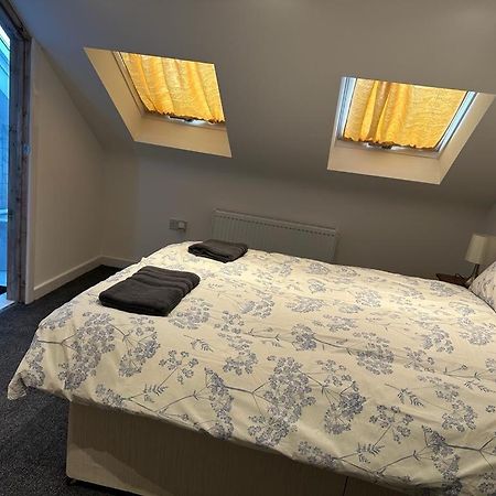 Luton Home Near Airport Private & Shared Bathroom Option ภายนอก รูปภาพ