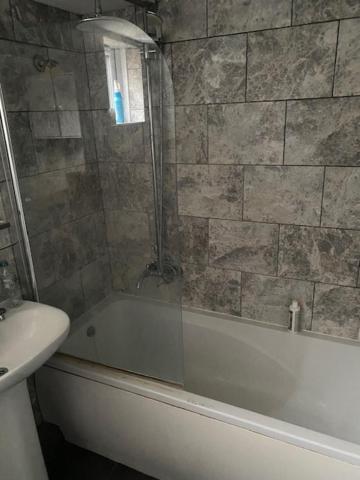 Luton Home Near Airport Private & Shared Bathroom Option ภายนอก รูปภาพ