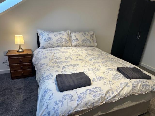 Luton Home Near Airport Private & Shared Bathroom Option ภายนอก รูปภาพ