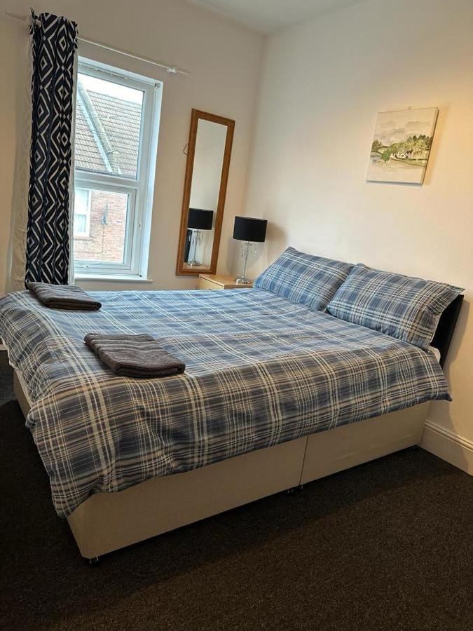 Luton Home Near Airport Private & Shared Bathroom Option ภายนอก รูปภาพ
