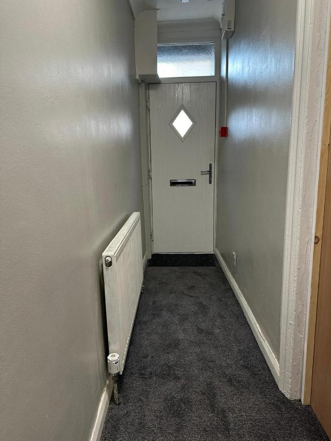 Luton Home Near Airport Private & Shared Bathroom Option ภายนอก รูปภาพ