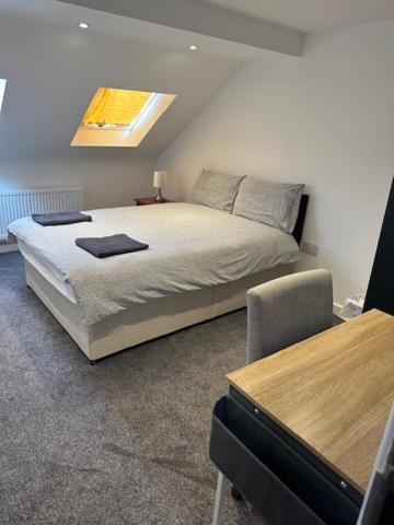 Luton Home Near Airport Private & Shared Bathroom Option ภายนอก รูปภาพ