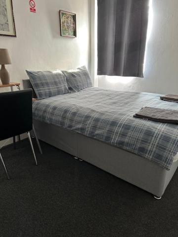 Luton Home Near Airport Private & Shared Bathroom Option ภายนอก รูปภาพ